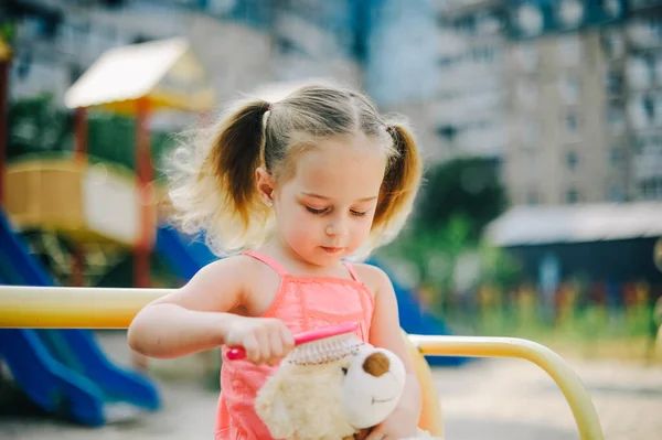 Schattig Meisje Jurk Schommel Speeltuin Het Park Klein Meisje Jurk — Stockfoto