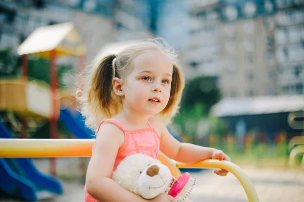 Schattig Meisje Jurk Schommel Speeltuin Het Park Klein Meisje Jurk — Stockfoto