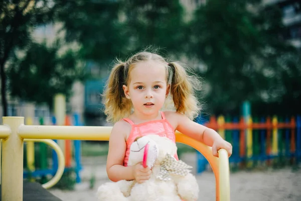 Imádnivaló Lány Ruha Swing Játszótéren Parkban Kislány Ruha Játszótéren Nyáron — Stock Fotó