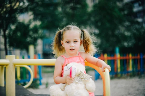 Schattig Meisje Jurk Schommel Speeltuin Het Park Klein Meisje Jurk — Stockfoto