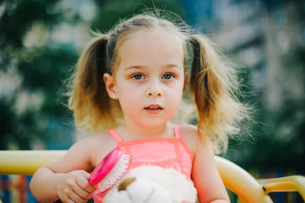 Entzückendes Mädchen Kleiderschaukel Auf Dem Spielplatz Park Kleines Mädchen Kleid — Stockfoto