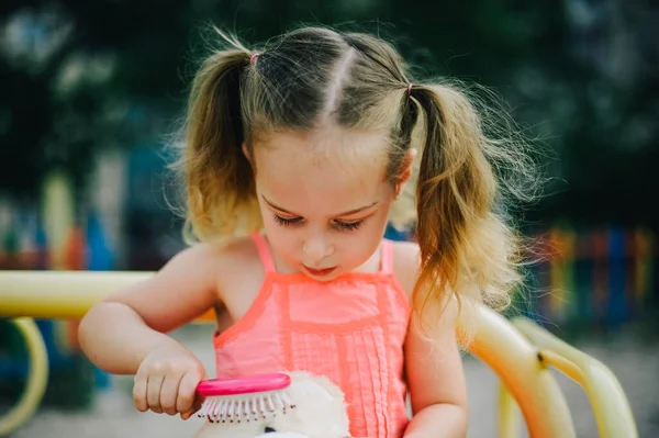 Menina Adorável Balanço Vestido Parque Infantil Parque Menina Vestido Parque — Fotografia de Stock