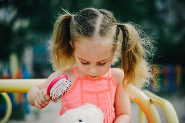 Schattig Meisje Jurk Schommel Speeltuin Het Park Klein Meisje Jurk — Stockfoto