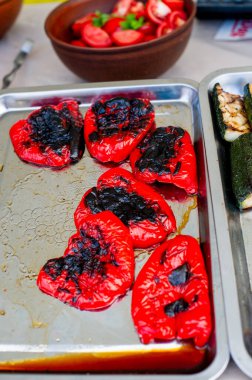 Pişmiş kırmızı biber dilimleri. Piknikte açık ateşte kızartılmış kırmızı biber..