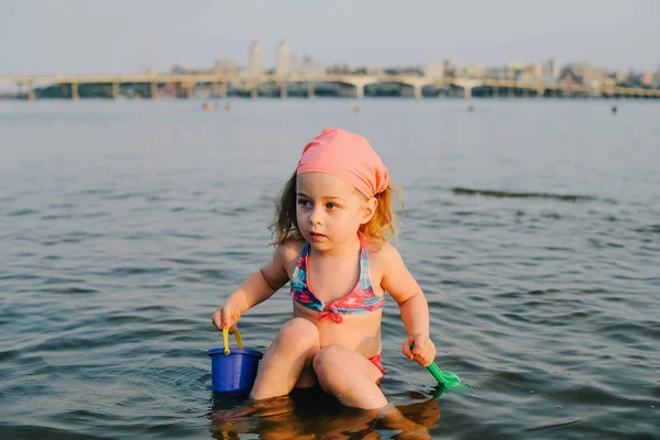 Πορτρέτο Του Μικρού Κοριτσιού Εξωτερικούς Χώρους Καλοκαίρι Κοριτσάκι Μαγιό Καλοκαίρι — Φωτογραφία Αρχείου