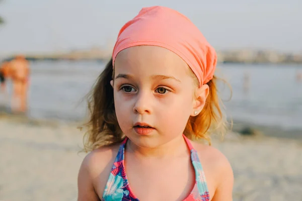 Retrato Niña Aire Libre Verano Niña Traje Baño Verano Junto —  Fotos de Stock