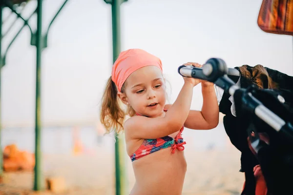 Πορτρέτο Του Μικρού Κοριτσιού Εξωτερικούς Χώρους Καλοκαίρι Κοριτσάκι Μαγιό Καλοκαίρι — Φωτογραφία Αρχείου