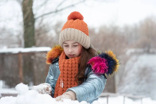 Retrato Inverno Menina Sua Roupa Quente Menina Adolescente Chapéu Tempo — Fotografia de Stock
