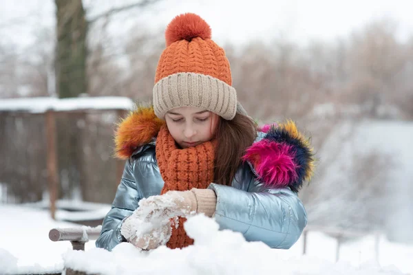 Zimowy Portret Młodej Dziewczyny Ciepłym Ubraniu Nastolatka Kapeluszu Śnieżnej Pogodzie — Zdjęcie stockowe