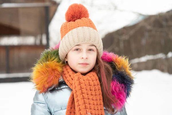 Retrato Invierno Una Joven Con Ropa Abrigo Adolescente Con Sombrero — Foto de Stock