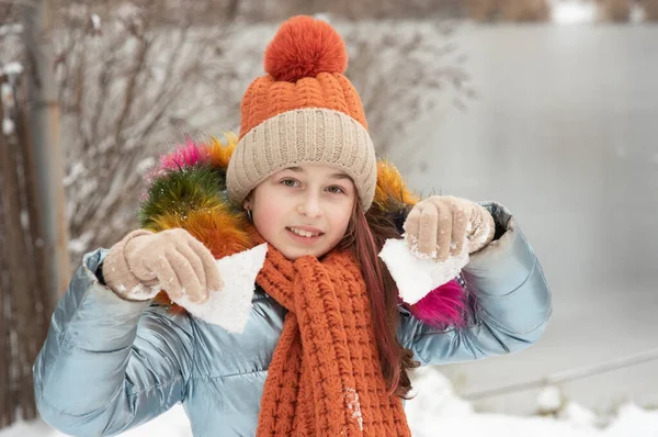 Retrato Inverno Menina Sua Roupa Quente Menina Adolescente Chapéu Tempo — Fotografia de Stock