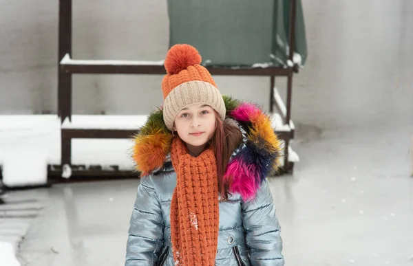 Zimní Portrét Mladé Dívky Teplém Oblečení Teenage Dívka Klobouku Sněžném — Stock fotografie