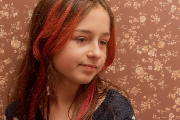 Adolescente Casa Retrato Uma Jovem Com Fios Vermelhos Cabelo Fundo — Fotografia de Stock