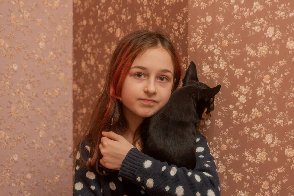 Adolescente Cão Casa Retrato Uma Jovem Com Fios Vermelhos Cabelo — Fotografia de Stock