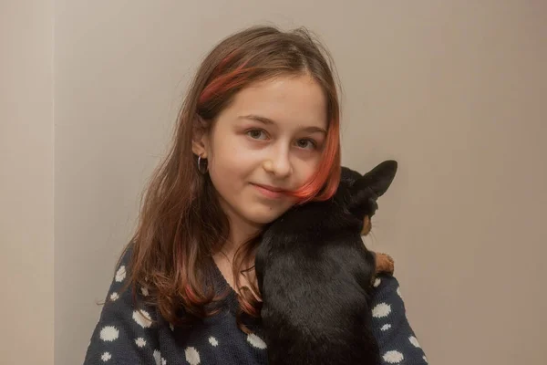 Adolescente Cão Casa Retrato Uma Jovem Com Fios Vermelhos Cabelo — Fotografia de Stock