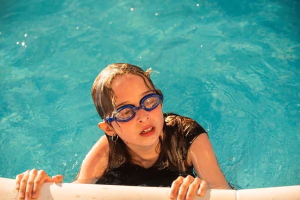 Encantadora Adolescente Con Gafas Impermeables Para Nadar Piscina Actividad Física —  Fotos de Stock