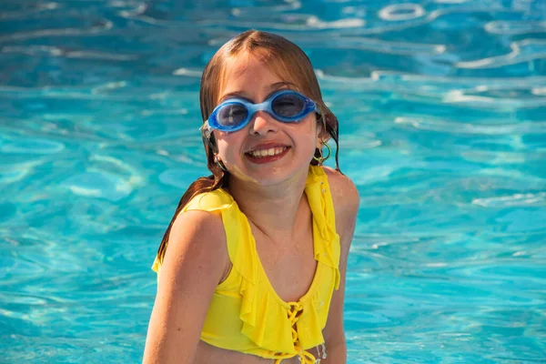 Menina Encantadora Adolescente Vestindo Óculos Impermeáveis Para Piscina Nada Atividade — Fotografia de Stock