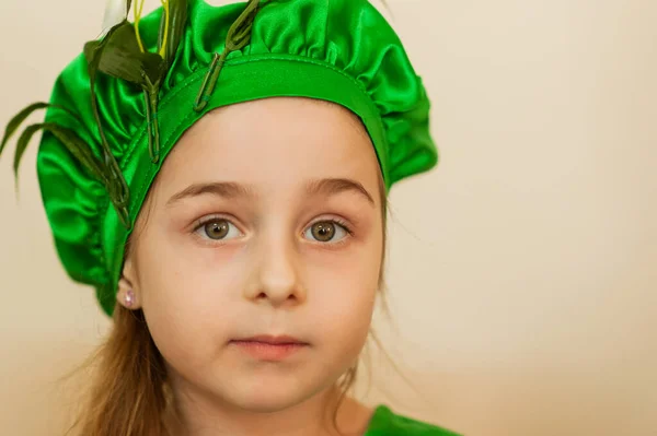 女の子のための幸せな時間 幼稚園の女の子の肖像画 緑の帽子の赤ちゃん — ストック写真