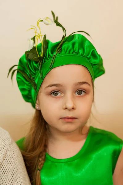 Šťastné Chvíle Pro Malou Holčičku Portrét Holčičky Školce Dítě Zeleném — Stock fotografie
