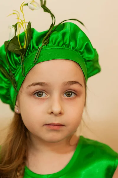 Χαρούμενη Στιγμή Για Κοριτσάκι Πορτραίτο Κοριτσιού Στο Νηπιαγωγείο Μωρό Πράσινο — Φωτογραφία Αρχείου