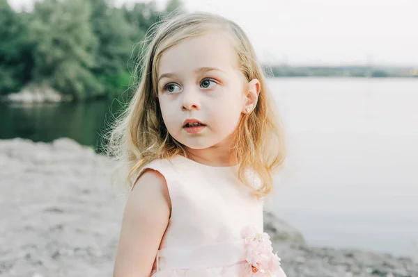 Porträt Eines Kleinen Mädchens Sommer Freien Kleines Mädchen Sommerkleid Flus — Stockfoto