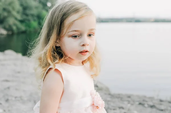 Porträt Eines Kleinen Mädchens Sommer Freien Kleines Mädchen Sommerkleid Flus — Stockfoto