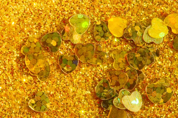 Valentijnsdag Decoratieve Harten Glitter Achtergrond Harten Een Gouden Achtergrond — Stockfoto
