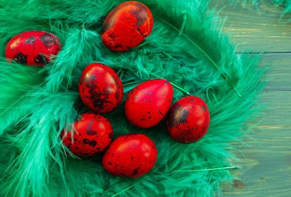 红鹌鹑蛋的宏观照片 在绿色的木头背景上涂上红色鹌鹑蛋 复活节 — 图库照片