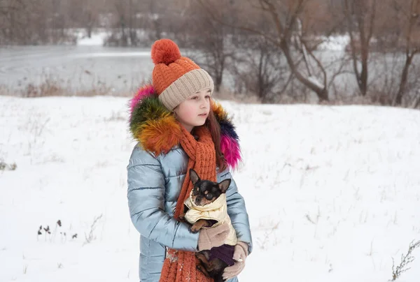 Zimowy Portret Młodej Dziewczyny Ciepłym Ubraniu Nastolatka Kapeluszu Śnieżnej Pogodzie — Zdjęcie stockowe