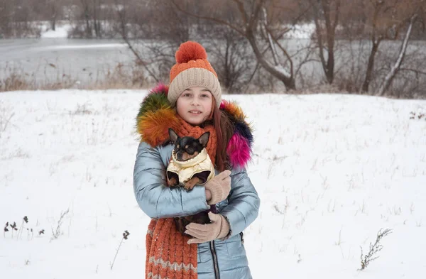 Χειμερινό Πορτραίτο Νεαρής Κοπέλας Ζεστά Ρούχα Έφηβο Κορίτσι Καπέλο Χιονισμένο — Φωτογραφία Αρχείου