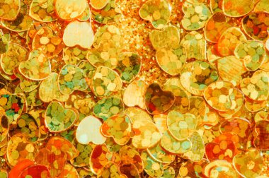 Sevgililer Günü dekoratif kalpleri ışıltılı arka planda. Altın arkaplanda kalpler.