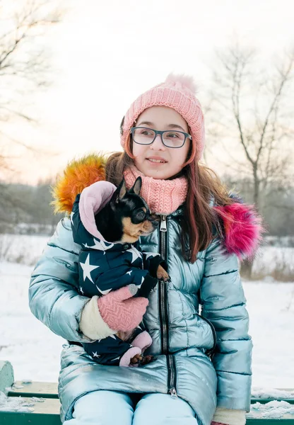 Menina Bonita Com Chihuahua Natureza Menina Adolescente Chihuahua Inverno Rua — Fotografia de Stock