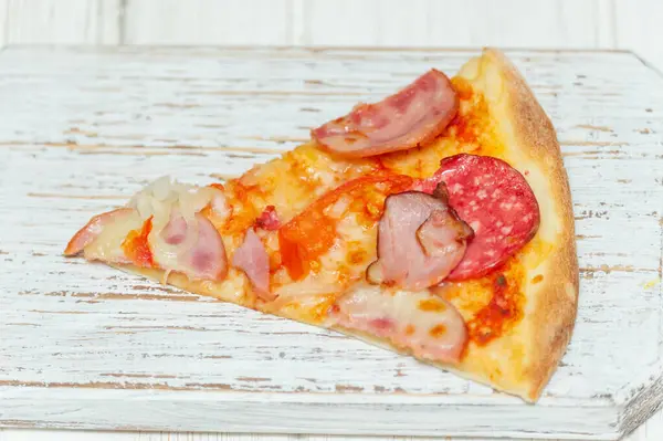 Pyszna Włoska Pizza Białym Drewnianym Tle Pizzę Kawałek Pizzy — Zdjęcie stockowe