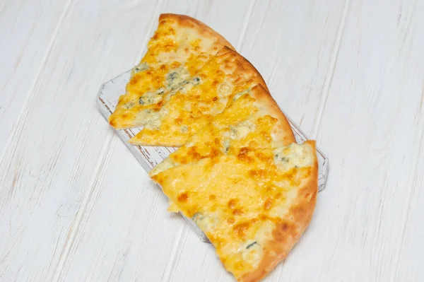 Pyszna Włoska Pizza Białym Drewnianym Tle Pizzę Kawałek Pizzy — Zdjęcie stockowe