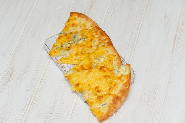Läcker Italiensk Pizza Vit Trä Bakgrund Pizza Pizzabit — Stockfoto
