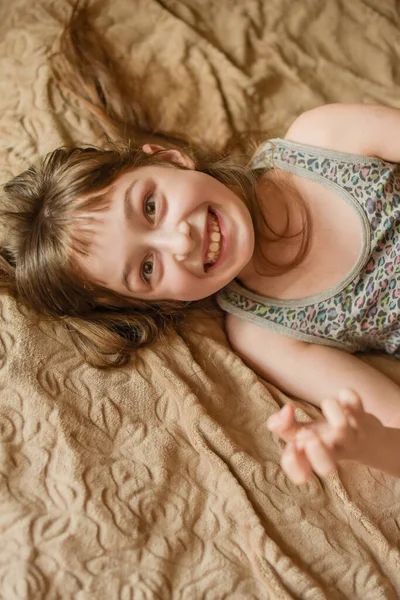 Πολύ Όμορφο Μακρυμάλλικο Κοριτσάκι Πορτρέτο Μιας Έφηβης Κορίτσι Χαμόγελο — Φωτογραφία Αρχείου