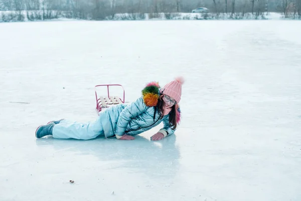 Зимова Ходьба Красива Біла Дівчина Льоду Снігу Дівчина Рожевому Капелюсі — стокове фото