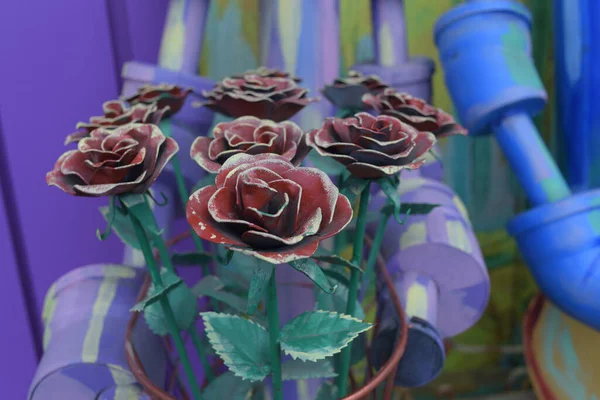 金属製のバラ 人工材料で作られたバラ 彩色金属花 — ストック写真