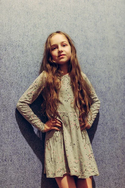 Tinédzser Lány Portré Egy Tinédzser Lány Portréja Otthon Hosszú Hajú — Stock Fotó