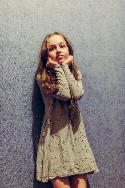 Retrato Rapariga Adolescente Retrato Uma Adolescente Casa Menina Com Cabelos — Fotografia de Stock