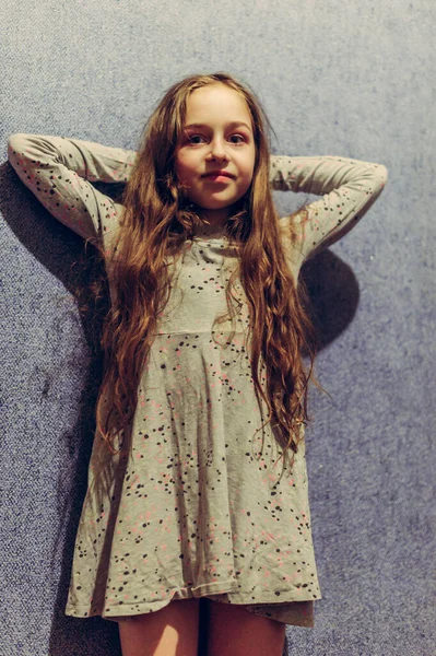 Tinédzser Lány Portré Egy Tinédzser Lány Portréja Otthon Hosszú Hajú — Stock Fotó