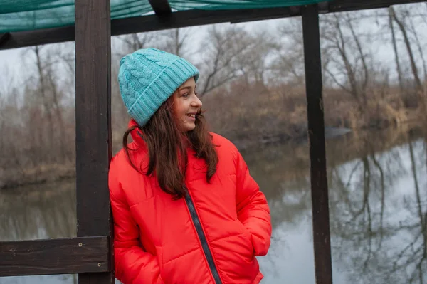 Chica Ropa Invierno Sobre Fondo Del Río Chica Años Adolescente —  Fotos de Stock