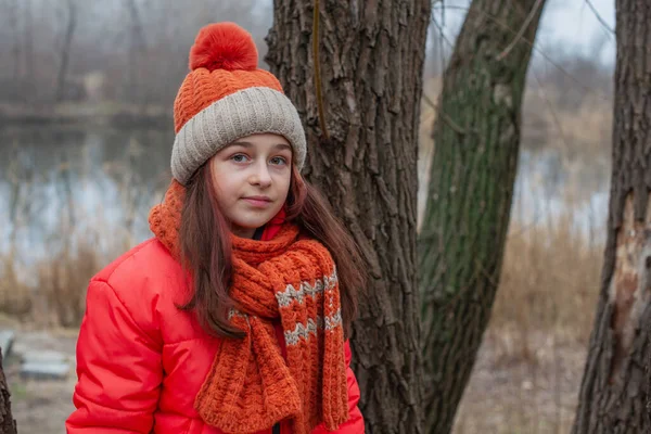 Flicka Gammal Tonåring Orange Jacka Tonårstjej Orange Jacka Orange Hatt — Stockfoto