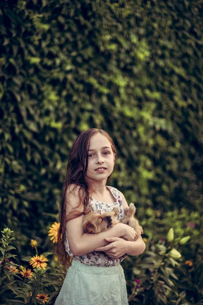 Ein Kleines Blondes Mädchen Mit Ihrem Vierbeiner Park Das Mädchen — Stockfoto