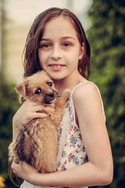 Uma Menina Loira Com Seus Outdooors Cão Estimação Parque Rapariga — Fotografia de Stock