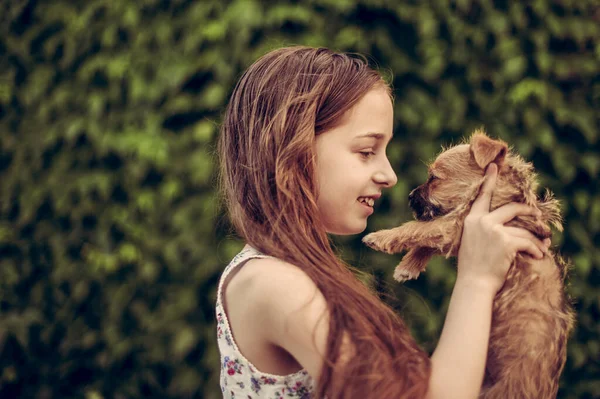 Uma Menina Loira Com Seus Outdooors Cão Estimação Parque Rapariga — Fotografia de Stock