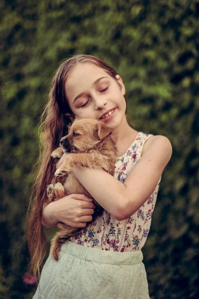 Une Petite Fille Blonde Avec Son Chien Compagnie Plein Air — Photo