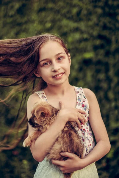 Malá Blondýnka Svým Zvířecím Psem Parku Holka Miluje Štěňátko Pes — Stock fotografie