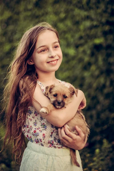 Uma Menina Loira Com Seus Outdooors Cão Estimação Parque Rapariga — Fotografia de Stock