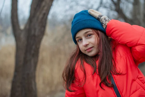 Κορίτσι Χειμωνιάτικα Ρούχα Φόντο Ποταμού Κορίτσι Ετών Έφηβος Πορτοκαλί Σακάκι — Φωτογραφία Αρχείου